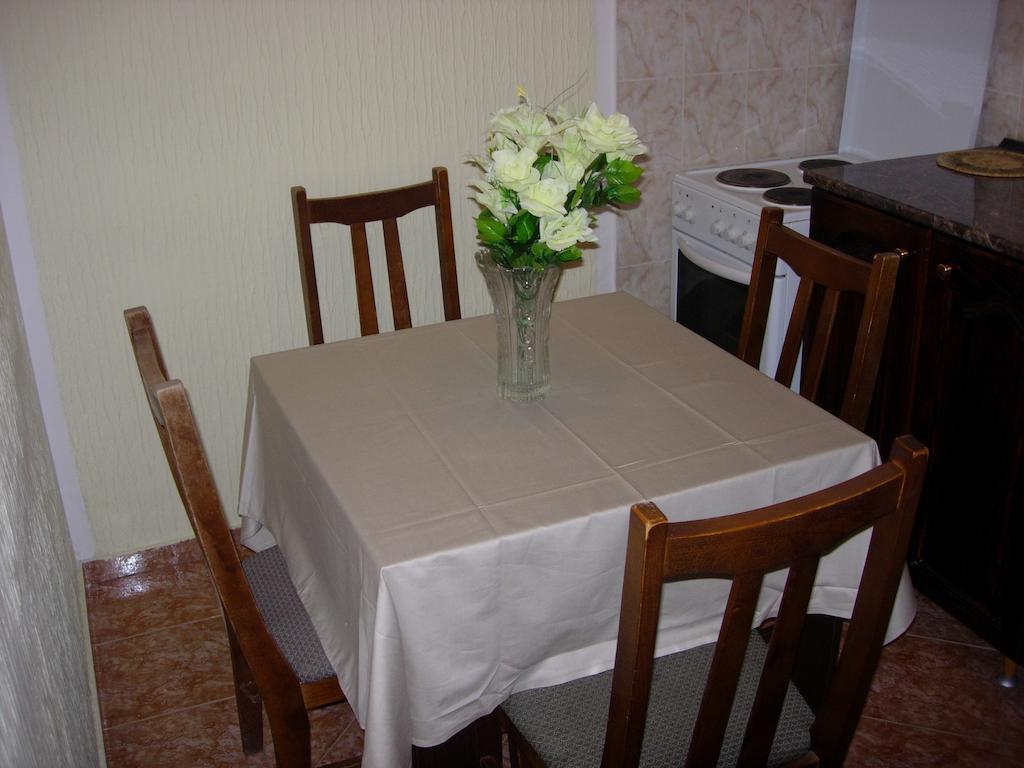 Rooms & Apartments Anka バール 部屋 写真