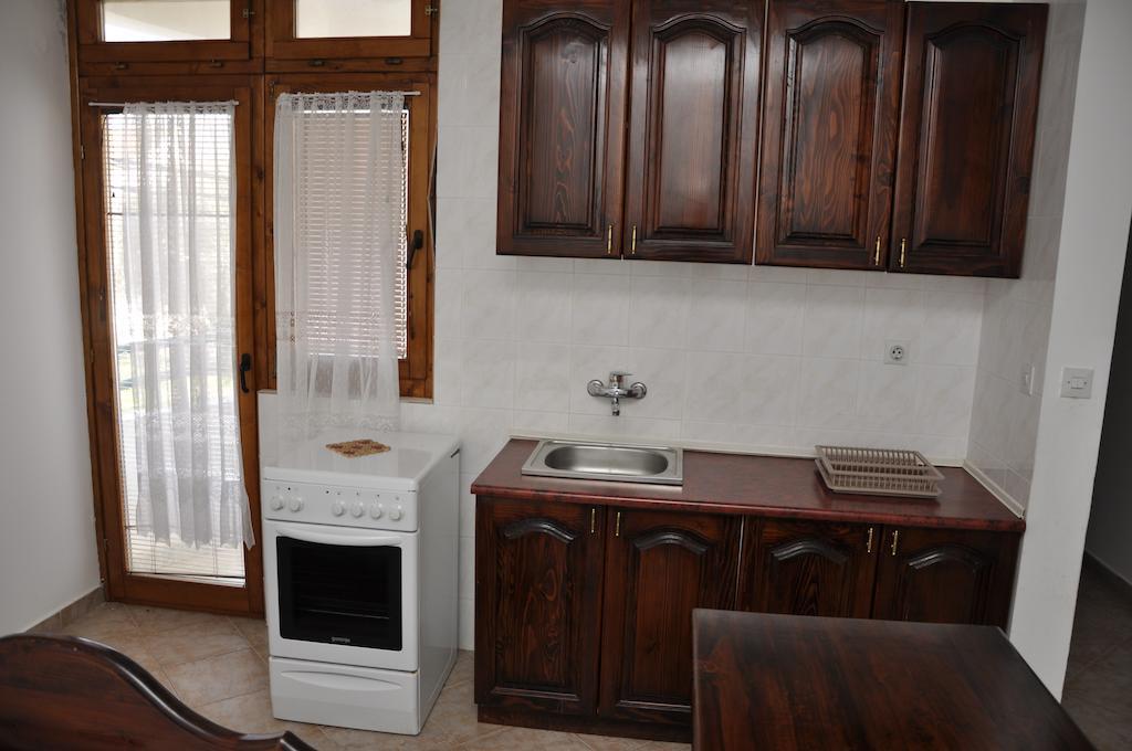 Rooms & Apartments Anka バール 部屋 写真
