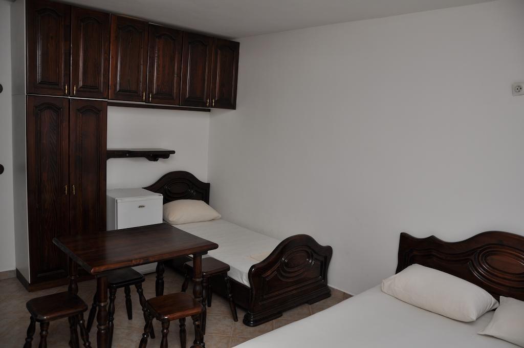 Rooms & Apartments Anka バール 部屋 写真