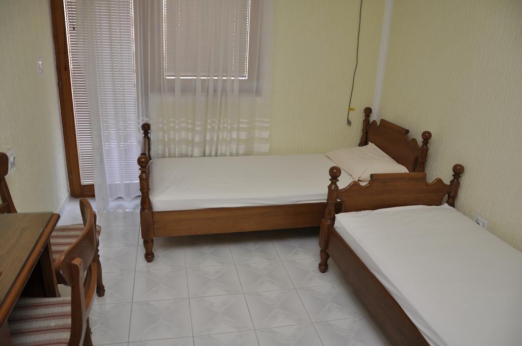 Rooms & Apartments Anka バール 部屋 写真
