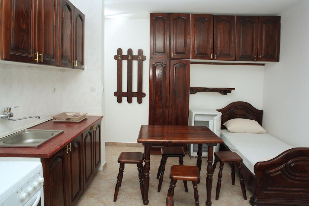 Rooms & Apartments Anka バール 部屋 写真